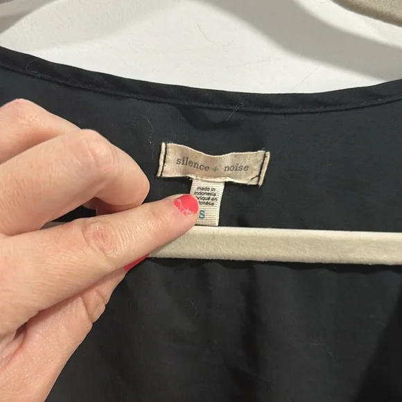 Silence + Noise Balloon Sleeve Deep Plunge Neck Top - Picture 4 of 8